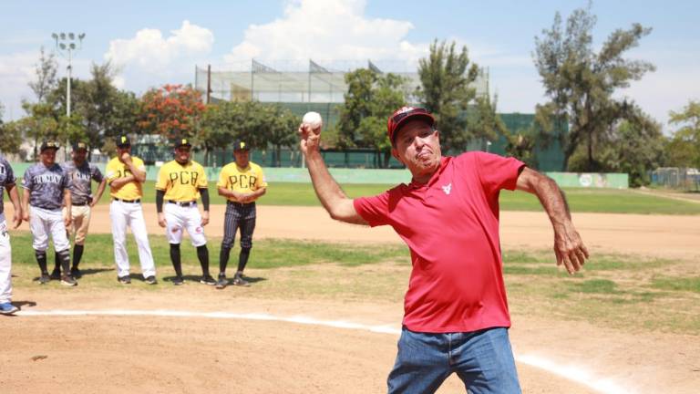 Cantan playball en Liga de Beisbol de 35 Años, en Club Muralla