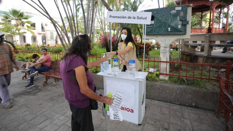 Secretaría de Salud realiza campaña contra golpe de calor, en Mazatlán