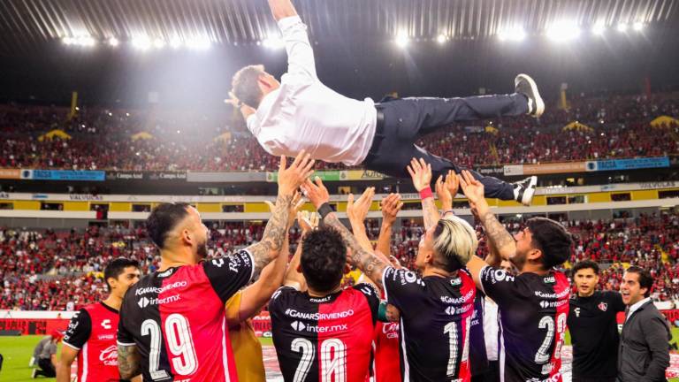 Diego Cocca fue festejado por sus jugadores en lo que su último encuentro como entrenador del Atlas.