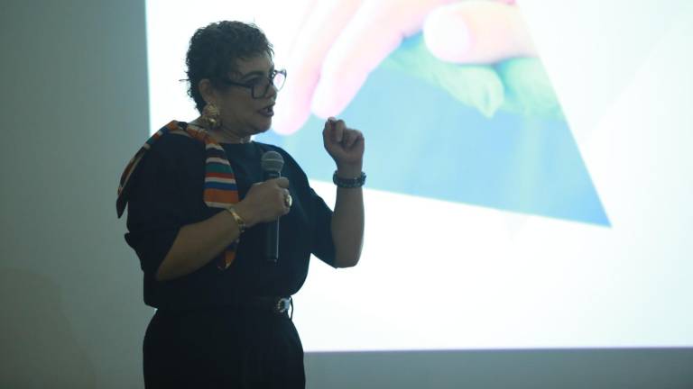 Honey Cervantes Guadarrama en su disertación en el auditorio del Colegio de Ginecología y Obstetricia de Mazatlán.