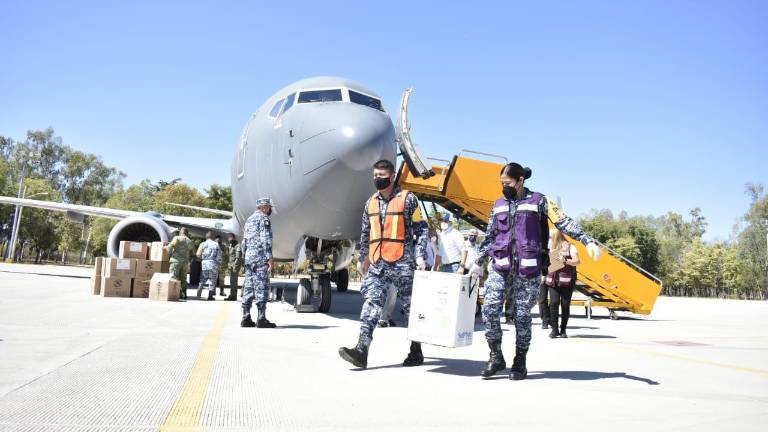 El momento del arribo de las reciente dosis de vacunas contra Covid-19 en Sinaloa.
