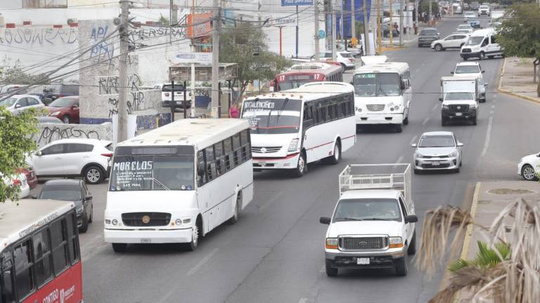 Transporte público en la Avenida Ejército Mexicano.