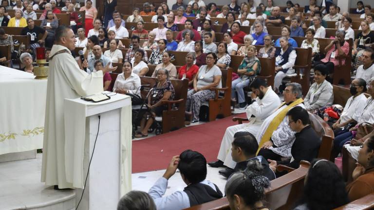 El templo registró un lleno total de creyentes que, con fe y fervor, se unieron en comunidad para encomendarse a Dios.