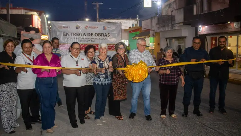 Vecinos y autoridades municipales participaron en el acto.
