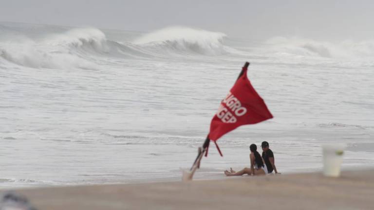 Las playas de Mazatlán han presentado un oleaje fuerte, por lo que se ha lanzado la advertencia de no meterse a ellas.
