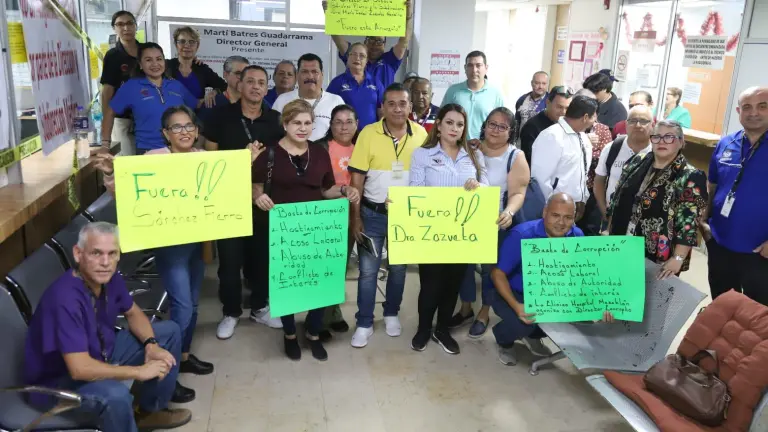 Protesta de personal de la Clínica Hospital del Issste en Mazatlán contra directivos.