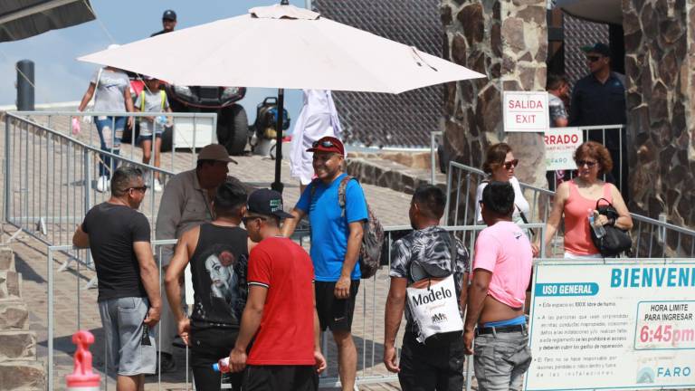 Locales y visitantes se encuentran con el Faro cerrado temporalmente por el intenso calor que se siente este domingo en Mazatlán.
