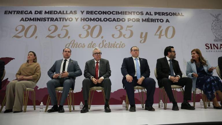 El reconocimiento fue entregado a empleados con antigüedades que van de los 20 a los 40 años.