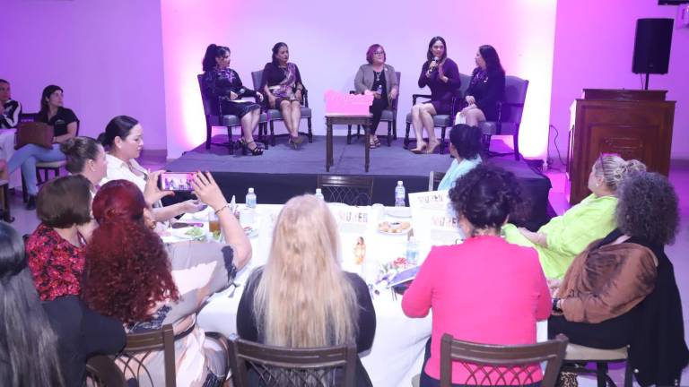 Comparten mujeres sus experiencias en panel ‘Mujer, vístete de poder y conquista’