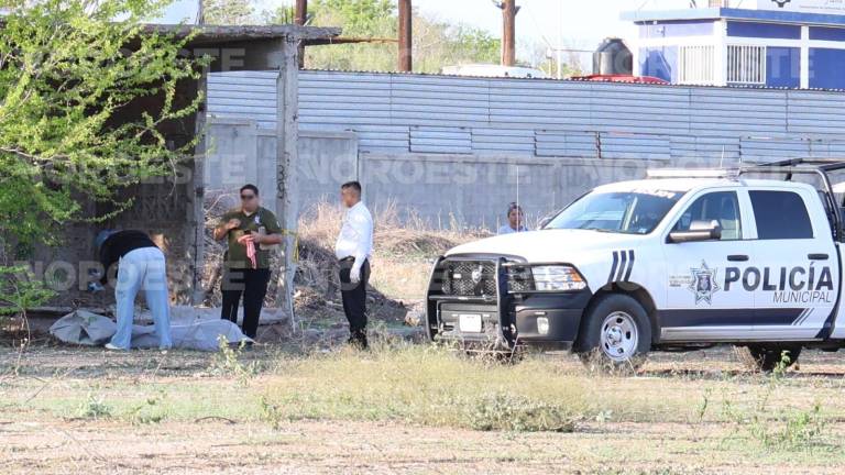 El cadáver fue localizado al interior de una construcción ubicada a un costado de la carretera Internacional, a la altura del Ejido El Castillo.