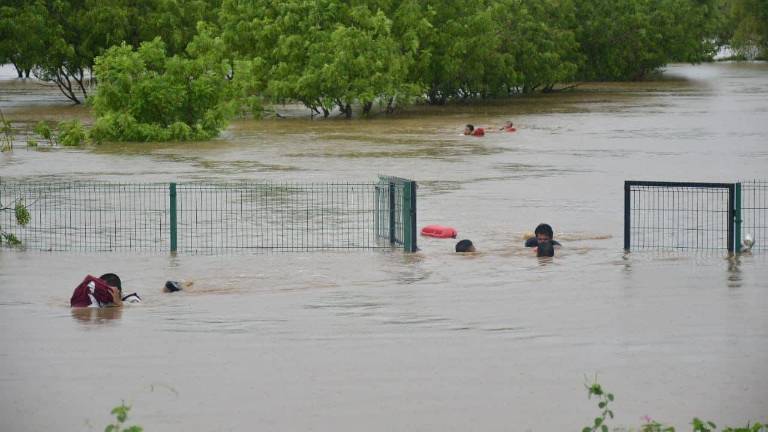 La crecida del Río Presidio inundó el sector en el que Martha y Gregorio viven, a la salida de Villa Unión rumbo a El Roble, atrás de los campos deportivos Cuchupetas.