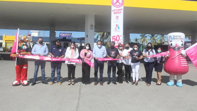 Directivos del Grupo Redpetroil, junto a representantes de Hospital Sharp, Laboratorio Delia Barraza e integrantes de la Asociación Artesanas Trabajando con el Corazón A.C, realizaron el corte del listón.