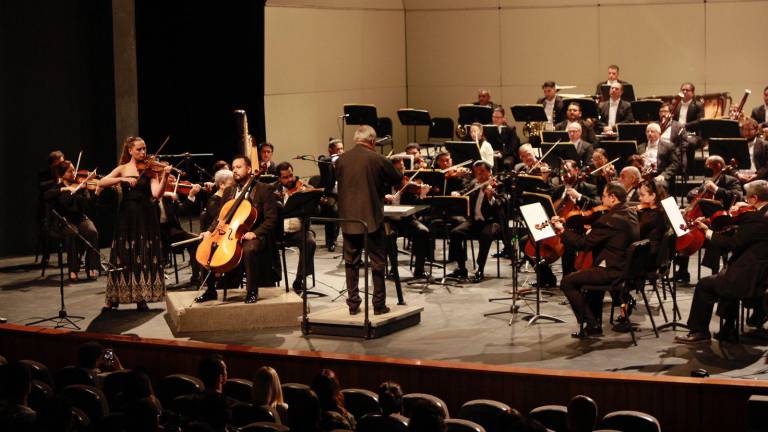 La OSSLA tuvo como invitados a Enrique Pérez Mesa, como director huésped, y como solistas a Olga Khudoblyak en el violín y Octavio Hidalgo en el chelo.