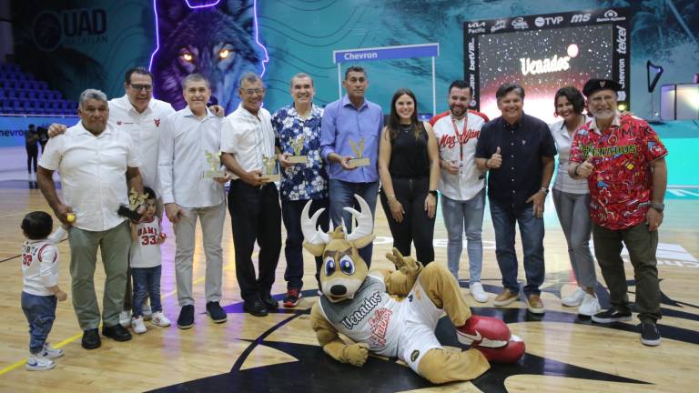 Las cinco figuras del baloncesto local reciben su reconocimiento de parte de Venados.
