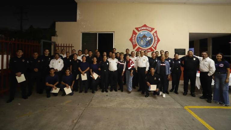 Integrantes y miembros del patronato de Bomberos Voluntarios de Mazatlán, quienes honraron la historia de este honorable cuerpo de auxilio en su 82 aniversario.