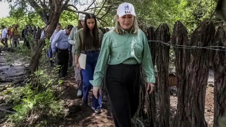 La Gobernadora de Sinaloa Yeraldine Bonilla Valverde en recorrido por comunidades afectadas por las lluvias en Mocorito.