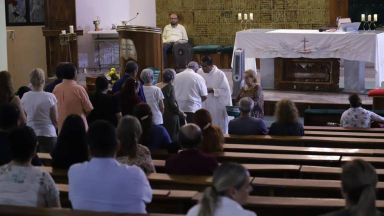 Durante la Misa por los Enfermos en el templo de San Judas Tadeo, cerca de 20 feligreses recibieron el Sacramento de la Unción.