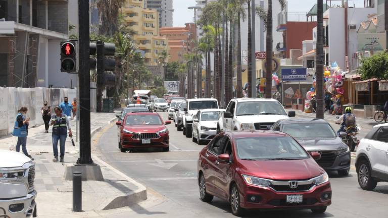 Los automovilistas o motociclistas tienen que circular por el carril determinado y no invadir espacios, ni estacionarnos sobre las ciclovías.