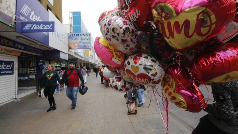 Los comercios del Centro de Culiacán se han inundado de mercancías para los festejos del Día del Amor y la Amistad.