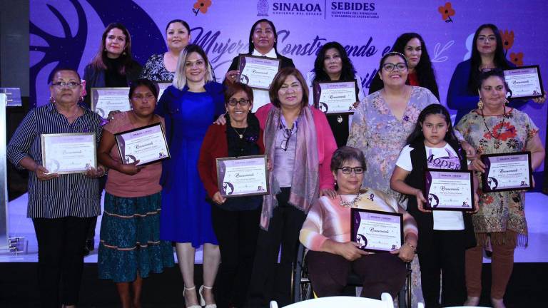 La Secretaría de Bienestar y Desarrollo Sustentable entregó reconocimiento a doce mujeres que contribuyen a la sociedad.