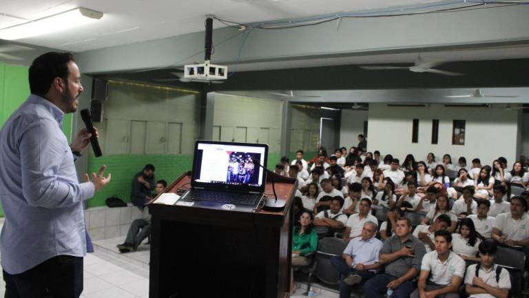 Estudiantes del Cobaes 38 escucharon al empresario Ricardo Velarde Cárdenas.