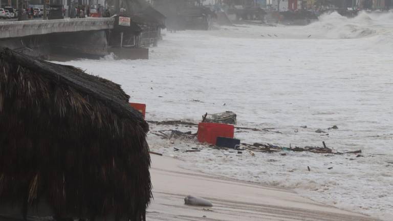 La mañana de este miércoles las playas de Mazatlán continuaba con un oleaje fuerte.