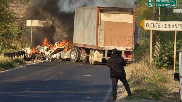 Vehículos incendiados y carreteras bloqueadas marcaron la jornada tras el operativo federal registrado este domingo en Tapalpa, Jalisco.