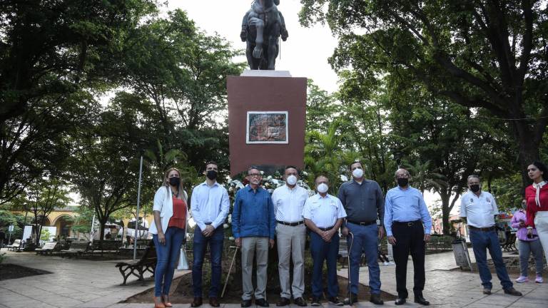 Cronistas, historiadores y el director del Isic, Juan Salvador Avilés, montan guardias de honor en el monumento al personaje en la Plazuela Obregón.