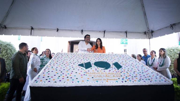 Parten pastel en el Ayuntamiento de Culiacán para festejar aniversario 491