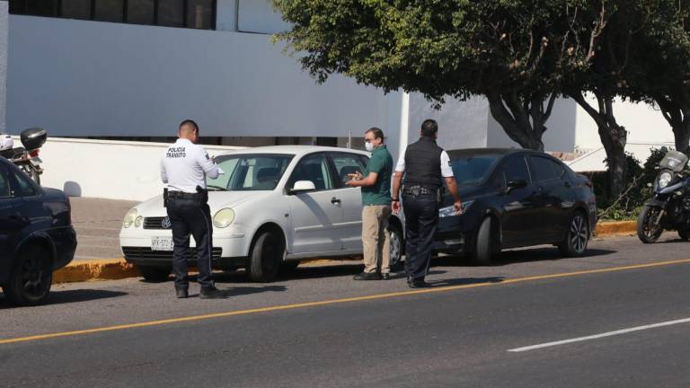 Policías de Tránsito sancionan a clientes de bancos estacionados sobre la Avenida Ejército Mexicano.
