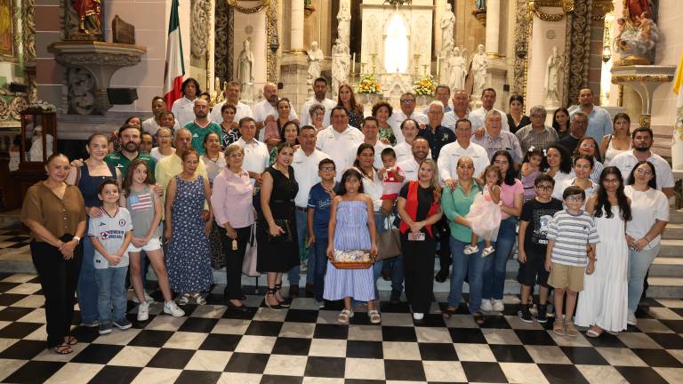 Integrantes del Colegio de Ingenieros Civiles de Mazatlán junto a sus familias, se reúnen en la Catedral Basílica de la Inmaculada Concepción para agradecer por un año más de ejercicio profesional.