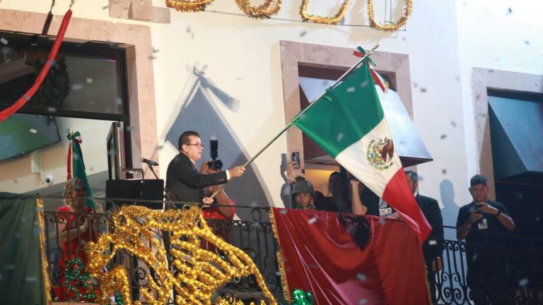 Tras su primer Grito de Independencia, el Alcalde Édgar González Zataráin ondea la Bandera de México.