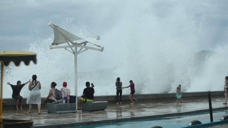 Por oleaje elevado cierran todas las playas de Mazatlán a bañistas