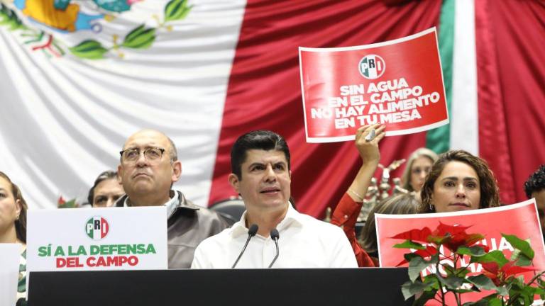 Diputados federales del PRI protestaron contra la reforma a la Ley de Aguas en la Cámara de Diputados.