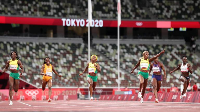 Jamaica domina el podio de los 100 metros planos femeniles.