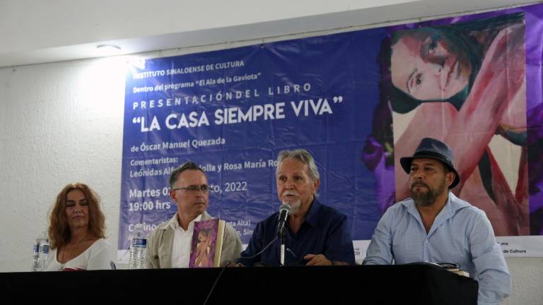 Rosa María Robles, Óscar Manuel Quezada, Leónidas Alfaro y Rubén Rivera, durante la presentación.