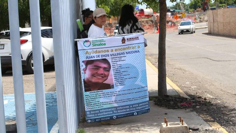 Madres buscadoras se manifiestan en el Congreso de Sinaloa para demandar apoyos para recuperar cuerpos.