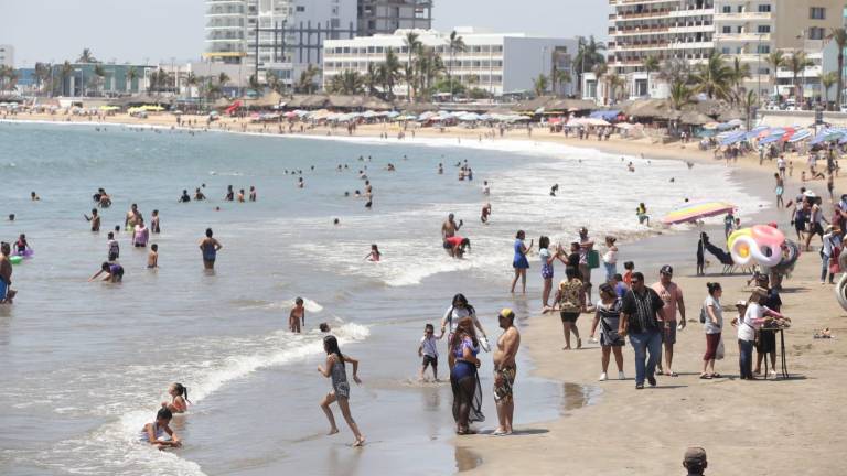 Dentro del mar, turistas mitigan calor de hasta 39 grados en Mazatlán