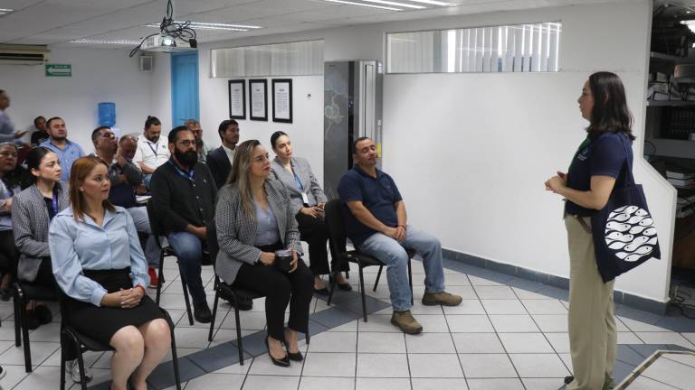 La bióloga Yazmín Segura ofreció la conferencia “La importancia de los glaciares”, como parte de la Semana del Agua Jumapam 2025.