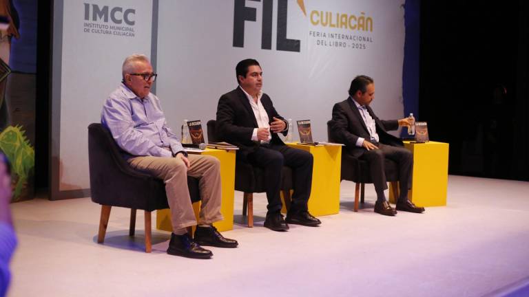 Rubén Rocha Moya asistió como invitado a la presentación del libro “La Decisión”, obra con la que el periodista Héctor Ponce Tizoc.