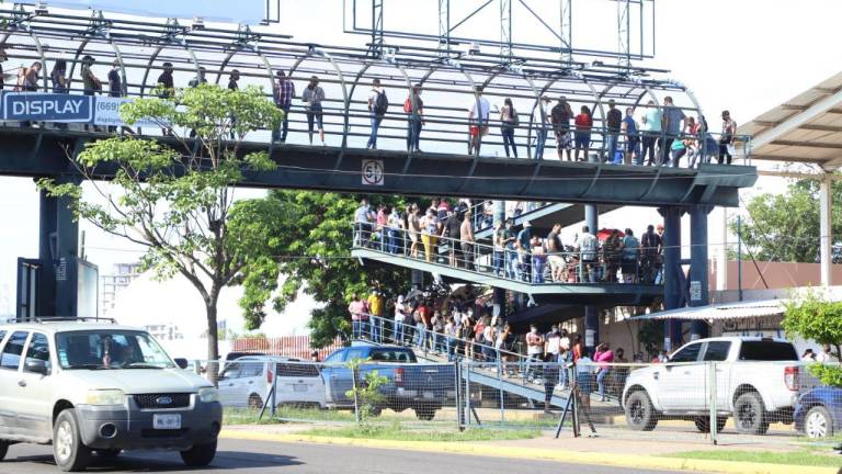 Jóvenes en Mazatlán hacen ‘fila kilométrica’ para la vacuna contra el Covid-19; llega hasta el puente peatonal de Ejército Mexicano