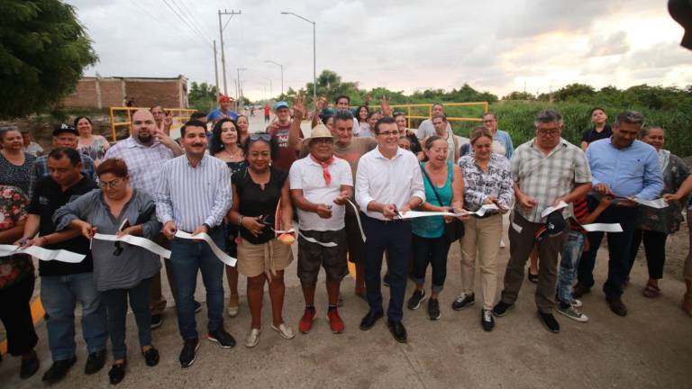 Tras la entrega de la obra, el Alcalde se comprometió a ampliar la boca de tormenta para que fluya más rápido el agua pluvial.