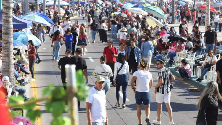 Se tiene estimada una asistencia de aproximadamente 600 mil asistentes durante el desfile.