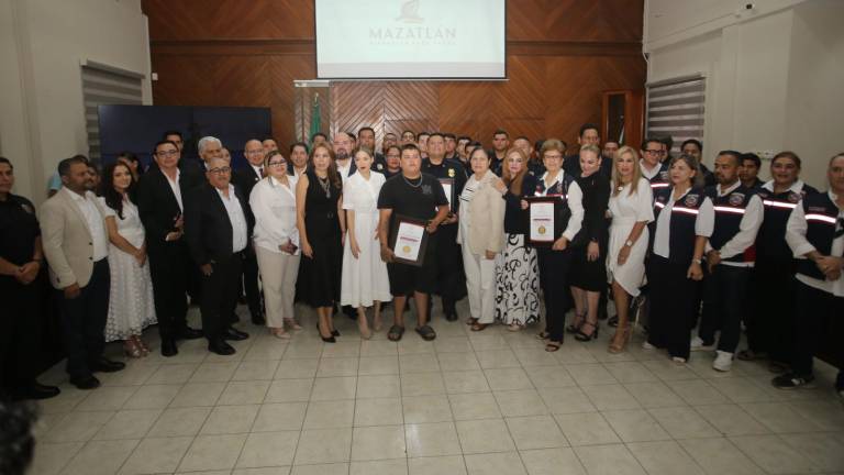 Entrega del reconocimiento de “Jornadas Heroicas” en Mazatlán.