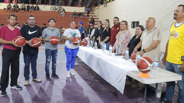 Autoridades y deportistas inauguraron las Ligas Municipales de Basquetbol.