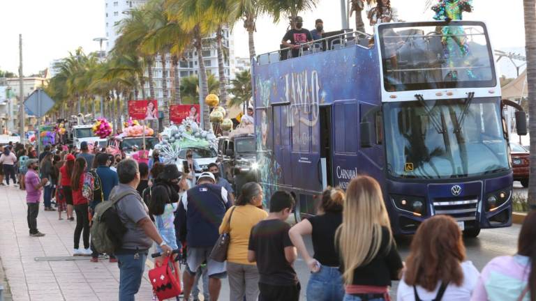 El malecón de Mazatlán y la manifestación del Carnaval.