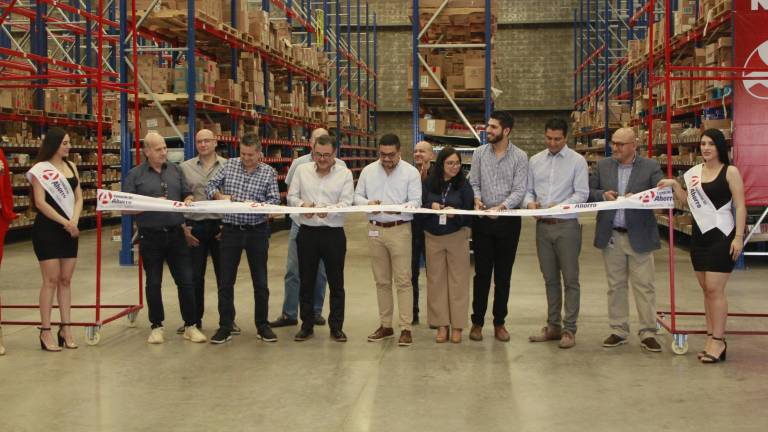 Directivos de Farmacias del Ahorro realizan el corte de listón del nuevo Cedis en Culiacán.