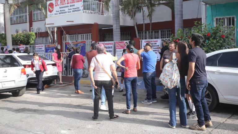 Protesta de padres de familia en la primaria El Chamizal, en Mazatlán.