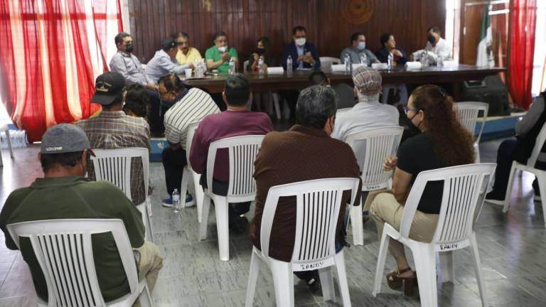 Los legisladores federales en diálogo con pescadores mazatlecos.