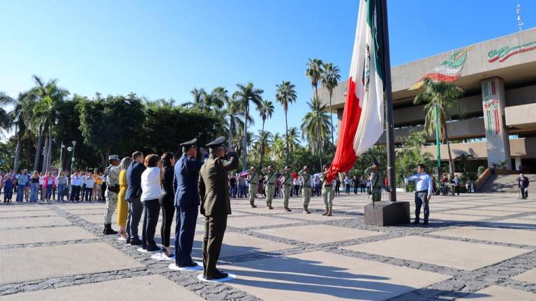 Autoridades civiles y militares de Sinaloa conmemoraron el 202 aniversario de la consumación de la Independencia del País.